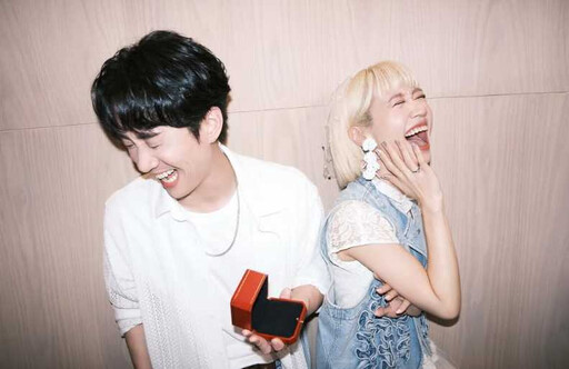 求婚照好甜！LuLu戴婚戒花托燦笑 陳漢典「眼神超寵溺」
