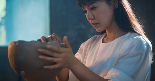 丁噹為鬼片《泥娃娃》獻聲 在家練唱竟嚇到鄰居