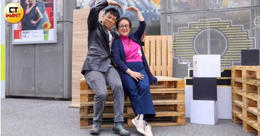 顏正國「27歲前不識字」!昔靠父母念劇本 見40年前媽媽年輕模樣曾淚崩:不懂事