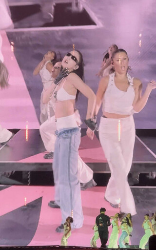 BLACKPINK 嗨翻高雄！JENNIE 脫到剩比基尼、ROSÉ 今改嗑鹹酥雞