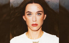 凱蒂佩芮揮別情傷自嘲「瀕死」 直白唱出：OK繃貼滿破碎的心