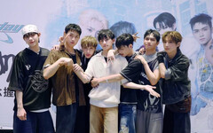 獨家／偶像互動要花錢計秒！原子少年賣「千元10秒券」 簽名會再推快速通關