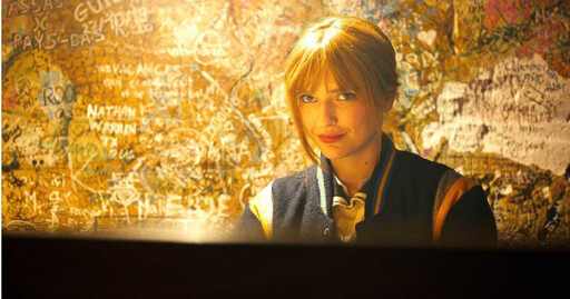 卡蜜兒拉扎演《天才琴手》傻眼:「導演瘋了!」 演妹妹變姊姊鏡像效果驚人