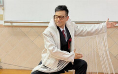 致敬高凌風！ 岑永康閃亮流蘇裝登台：人生成就解鎖