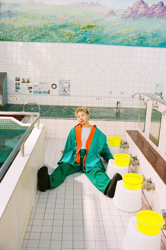 鄭興花12小時狂拍照 鑽進孩童遊具險抽筋