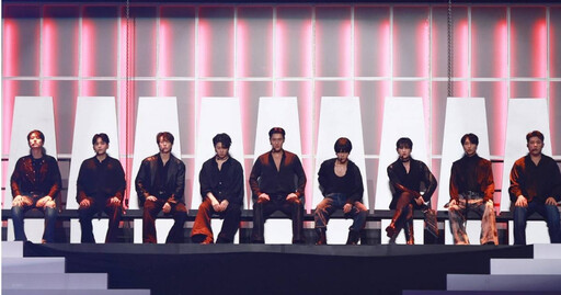 SJ攻蛋遇3萬人燈海 東海唱〈至少還有你〉落淚：是我們前進的光