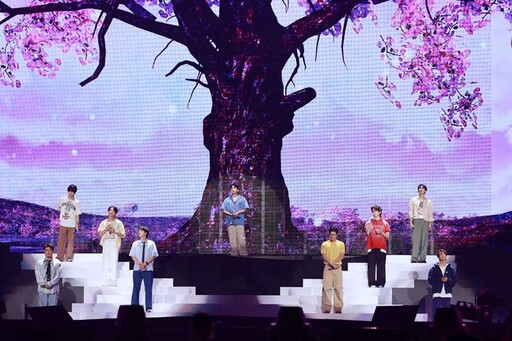 SJ攻蛋遇3萬人燈海 東海唱〈至少還有你〉落淚：是我們前進的光