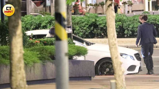 娛樂報報/郭鬼鬼勁裝長腿現身內湖 帥氣西裝男相伴身份成謎