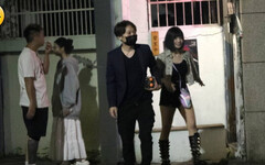 娛樂報報／郭鬼鬼勁裝長腿現身內湖 帥氣西裝男相伴身份成謎