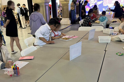 娛樂報報/「大齡」爸爸帶娃有練過 馬力歐「女兒控」親不停 劉亮佐與典典寶寶「推推樂」樂趣多