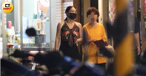 聽媽媽的話1/吳可熙夜間私約「重要人物」超警覺!勾手散步回家