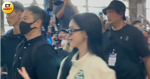 等了十年！TWICE七人抵達高雄 MINA親切揮手