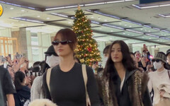 等了十年！TWICE七人抵達高雄 MINA親切揮手