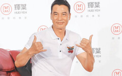 70歲任達華突跌倒「敏捷翻滾一圈」 網讚：身手矯健