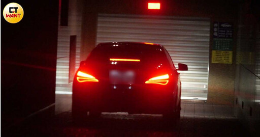 優美新人生1／挺過事業低谷換新賓士車 小優與新歡雨中約會肢體交纏分不開