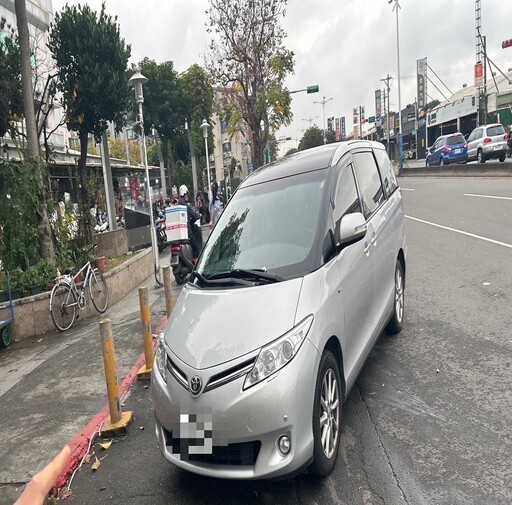 徐乃麟紅線違停遭開單！目擊者稱「爆氣與員警開戰」 警秘錄器畫面曝