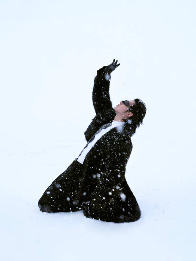 小樂吳思賢雪下大秀肌肉 赴日拍MV雪地熱舞木屑插入手急小手術