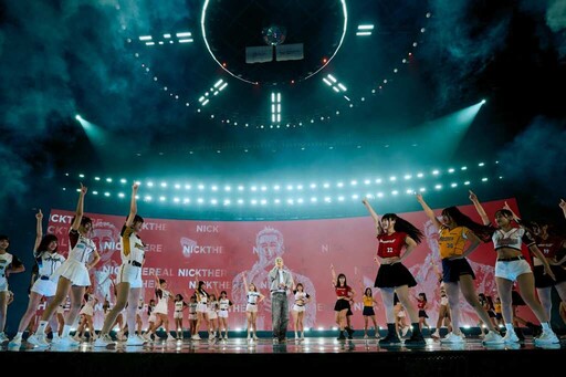 比莉母子合體嗨翻世壯運 黃仁勳現身後台掀粉絲暴動