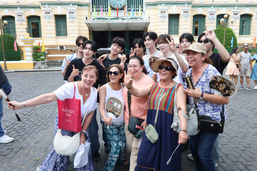 ARKis首赴越南VBA開幕演出很熱血 街頭快閃送應援扇消暑