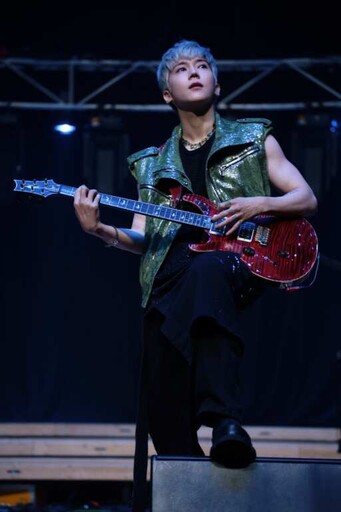 畢書盡8月新馬唱新歌經典歌曲粉絲嗨翻 脫衣秀胸肌腹肌臂肌