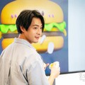 連晨翔遭戲裡被陷害後展開逆襲人生 曝靠吃美食與打棒球紓壓