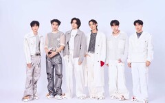 Ozone白色浪漫新造型曝光 身上環繞彩色燈飾笑我們是人體聖誕樹