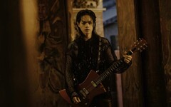 林頤原新歌曝鹿港廟口紅色燈籠寫離家的人 MV家人首入鏡親情互動