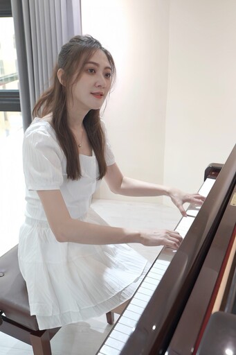 黑白林逸欣雙琴演繹分身疑雲 一人分飾兩角的「雙胞胎合奏」