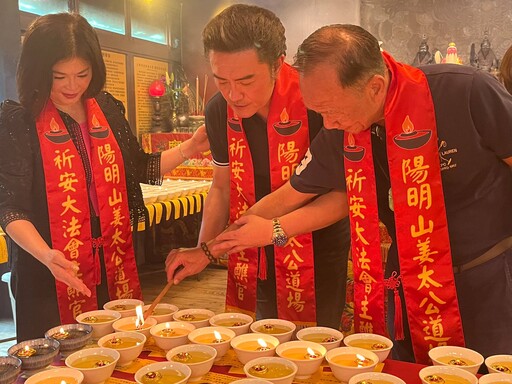 李㼈點姜太公七星燈 祈福《突破：3000米的泳氣》票房長紅