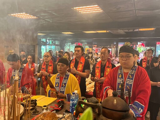 李㼈點姜太公七星燈 祈福《突破:3000米的泳氣》票房長紅