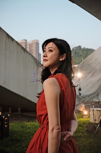林逸欣金蟬脫殼 耳鬢廝磨不排斥同性唯美MV戲碼