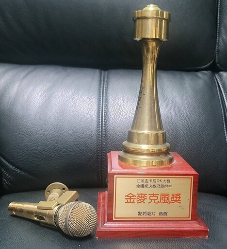 余秀娟江蕙演唱會淚崩 斷裂獎盃見證破碎與重生