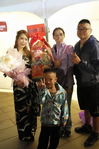 吳申梅 Gigi 狂收八顆蛋糕 康康許志豪率近百人棚內齊唱生日快樂