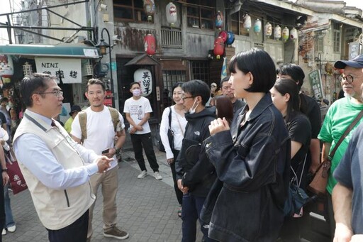 「獨活女子」台南神農街取景 黃偉哲暖心帶路贈伴手禮