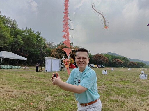 苗栗風箏文化客家美食節首創空中火旁龍 鞭炮風箏龍風箏試飛升空