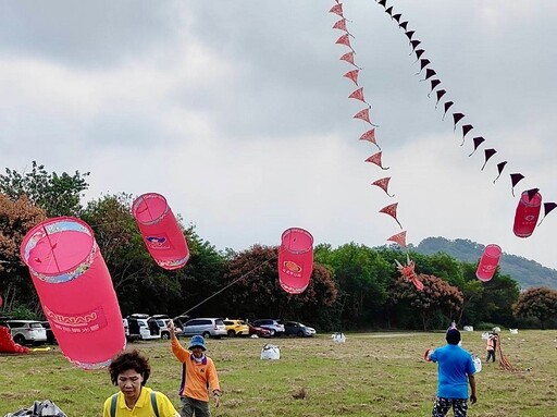 苗栗風箏文化客家美食節首創空中火旁龍 鞭炮風箏龍風箏試飛升空