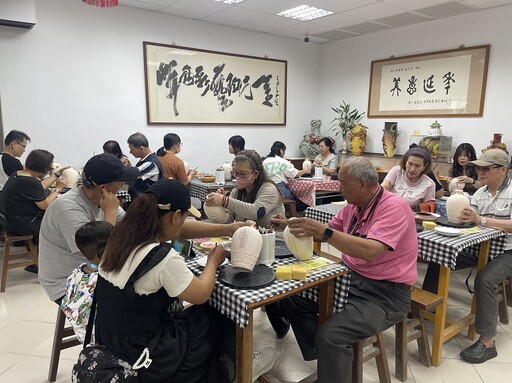 彩繪酒瓶傳心意 金門新住民親子創作最暖母親節禮物