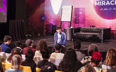 阿卡莎納赴美開“顯化奇蹟”課程 宣告獲泰勒絲唱片公司經紀邀約