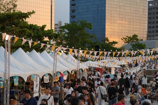 陳其邁化身一日攤主!「城市嶼浪」萬人擠爆高流 青年市集炸出創意潮浪