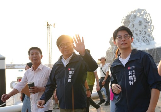 陳其邁化身一日攤主!「城市嶼浪」萬人擠爆高流 青年市集炸出創意潮浪