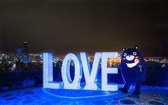 藍色點亮港都！高雄變身「ONCE之城」 飯店、地標全面應援TWICE