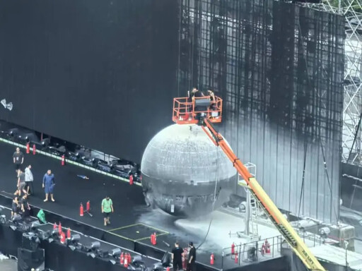 道具大球起火燃燒 五月天香港巡演緊急取消