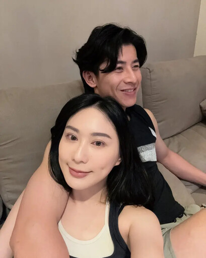 極親密私照曝光 陳傑憲沙發上勾著老婆追劇