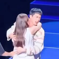 警察不抓櫻花妹了？Jin擁抱會慘遭她強吻