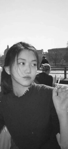 清秀長相像爸媽 王菲女兒李嫣抽煙網熱議