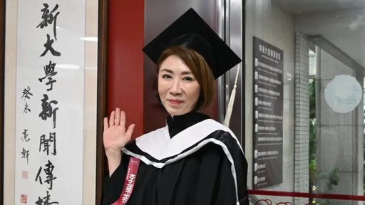 56歲實力派歌手畢業了!回校園讀碩士很放鬆