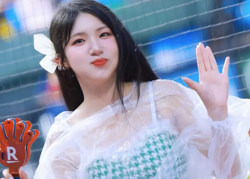 韓國女神下雨仍應援!「服裝出問題」她解決