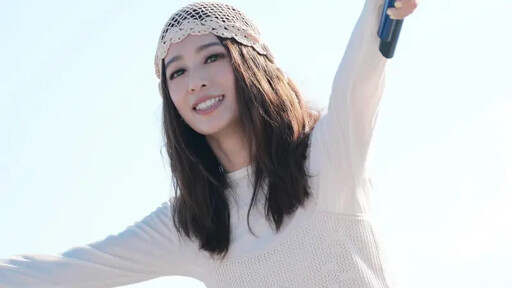 她演唱遇「不速之客」!工作人員衝上台處理