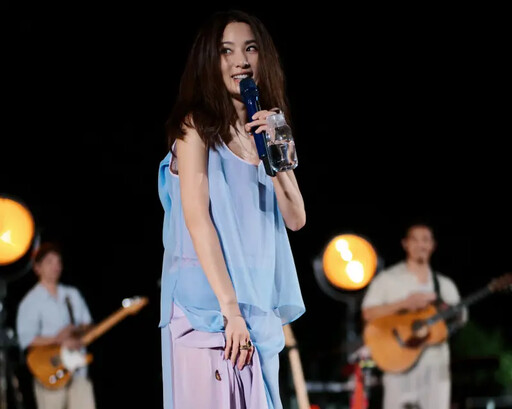她演唱遇「不速之客」!工作人員衝上台處理