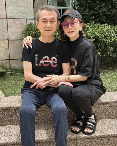 合照狀態不敢相信 端午節王彩樺曬88歲爸爸